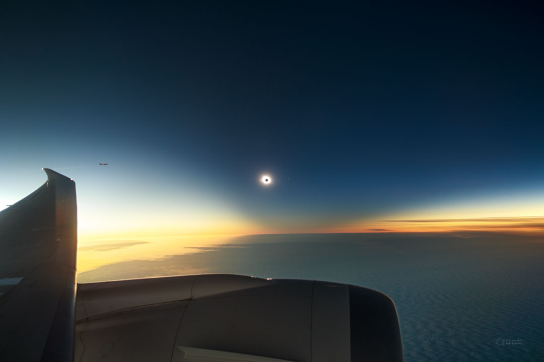 Total Solar Eclipse Below the Bottom of the World Explorer les